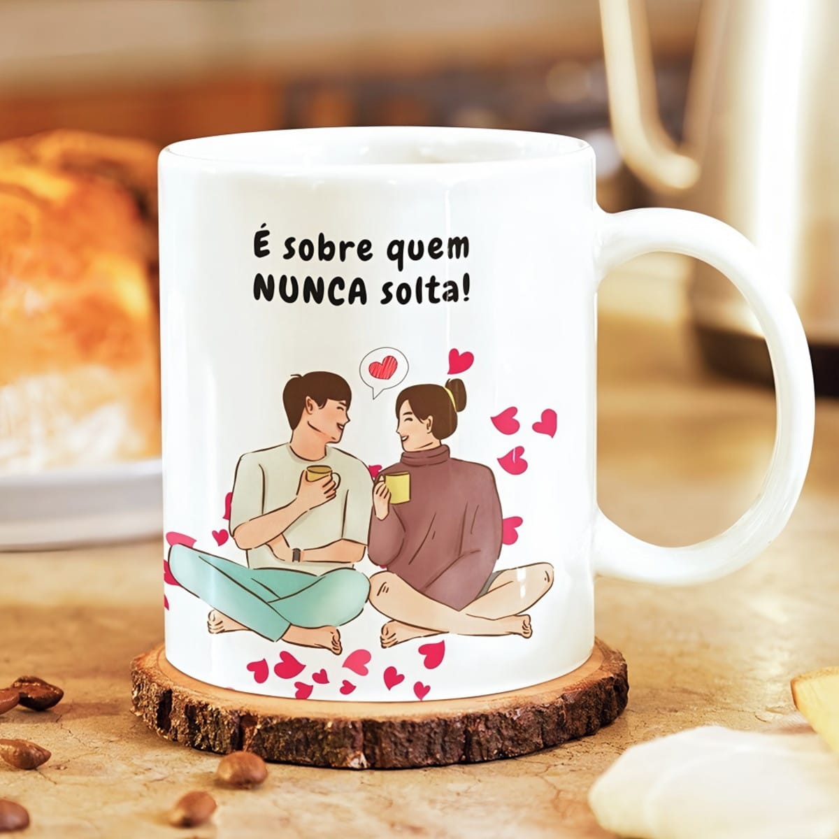 Arte Digital Romântica Casal Cartoon para Sublimação 2 Caneca branca estampada com casal segurando xícaras e corações vermelhos ao redor.