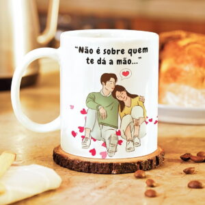 Arte Digital Romântica Casal Cartoon para Sublimação 16 Caneca branca com ilustração de casal e frase romântica sobre suporte de madeira.