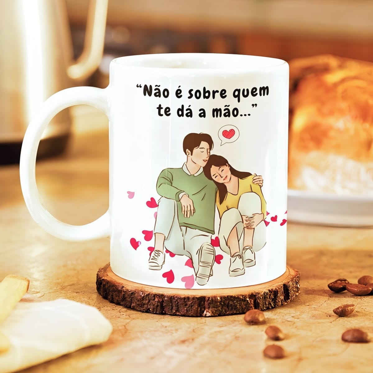 Arte Digital Romântica Casal Cartoon para Sublimação 1 Caneca branca com ilustração de casal e frase romântica sobre suporte de madeira.