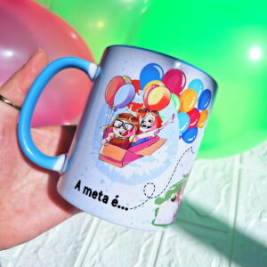 Arte Digital Up para Caneca Personalizada Carl e Ellie 11 Caneca branca com alça azul ilustrada com duas pessoas voando em caixa de papelão