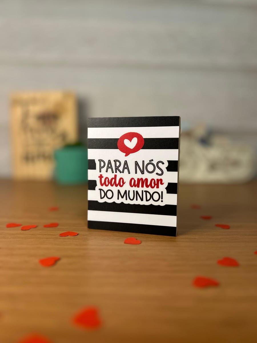 Arte Polaroid para Namorados 2025 Arquivo Digital 2 Cartão com fundo de listras pretas e brancas contendo frase em português e corações.
