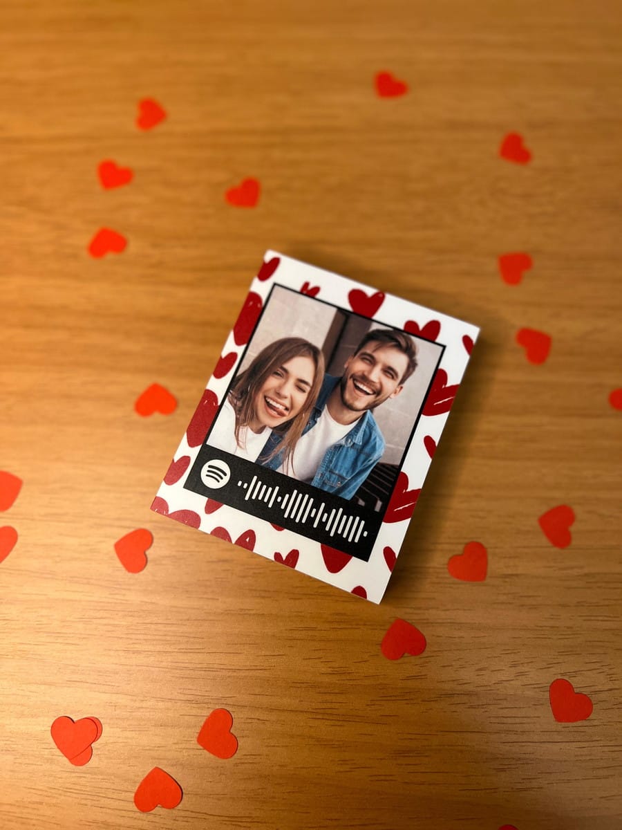 Arte Polaroid para Namorados 2025 Arquivo Digital 3 Foto impressa de um casal sorrindo cercada por corações vermelhos em fundo de madeira.