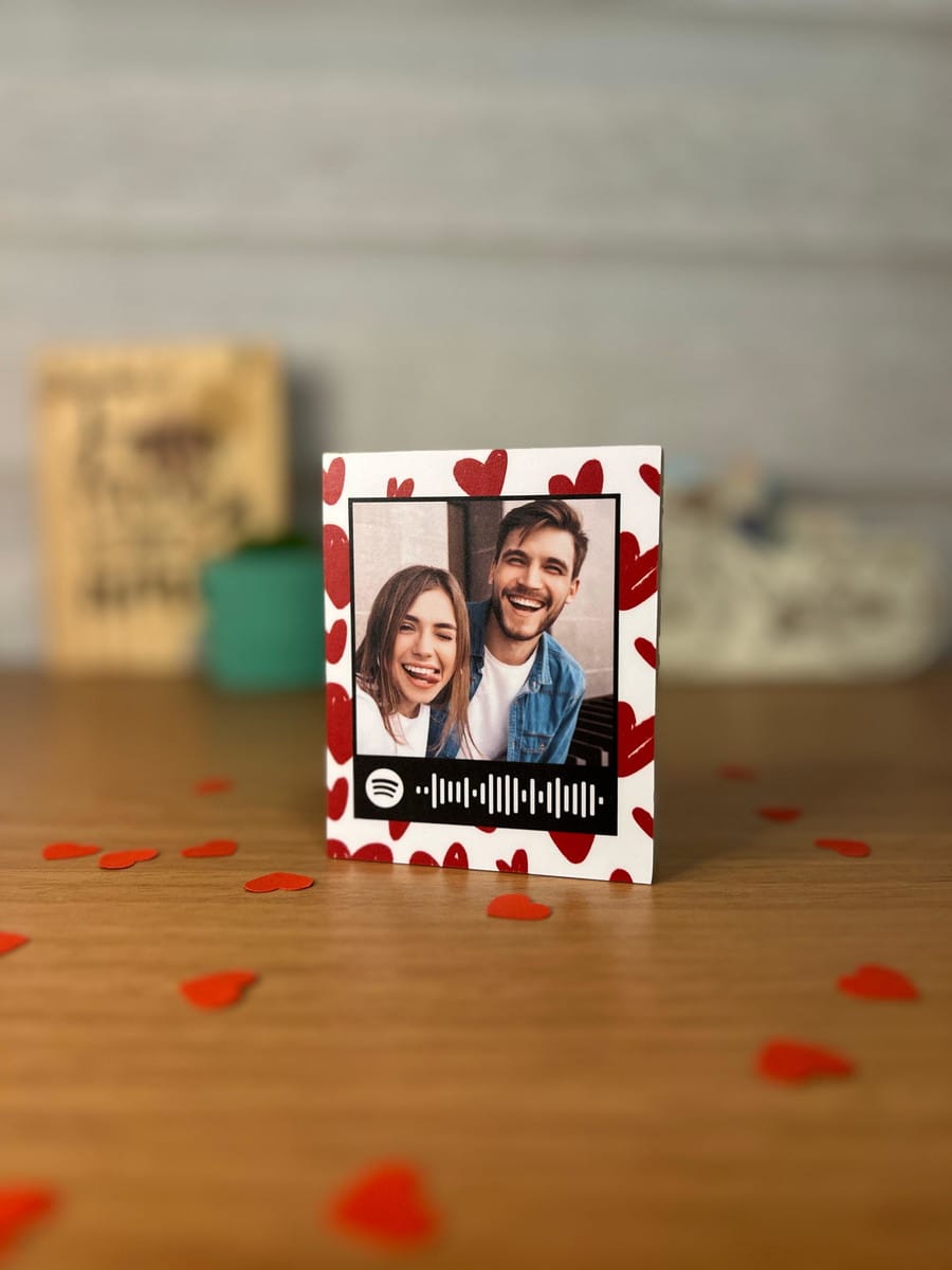 Arte Polaroid para Namorados 2025 Arquivo Digital 1 Placa quadrada com foto de casal, corações e código de música.