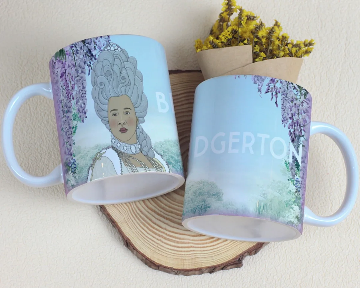 Arte Digital Bridgerton Para Caneca Png Sublimação 2 Duas canecas brancas com arte digital de mulher e flores roxas sobre madeira.