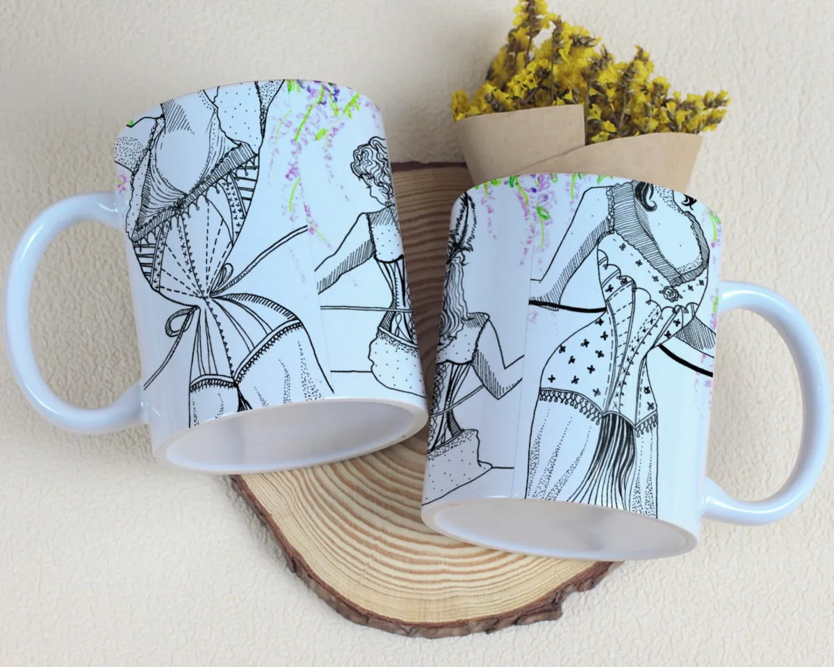 Arte Digital Bridgerton Para Caneca Png Sublimação 3 Duas canecas brancas com arte de linha de figuras em espartilhos, sobre madeira.