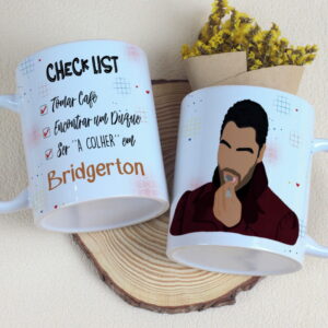 Duas canecas brancas com estampas: uma com checklist 'Bridgerton', outra com ilustração masculina estilizada.