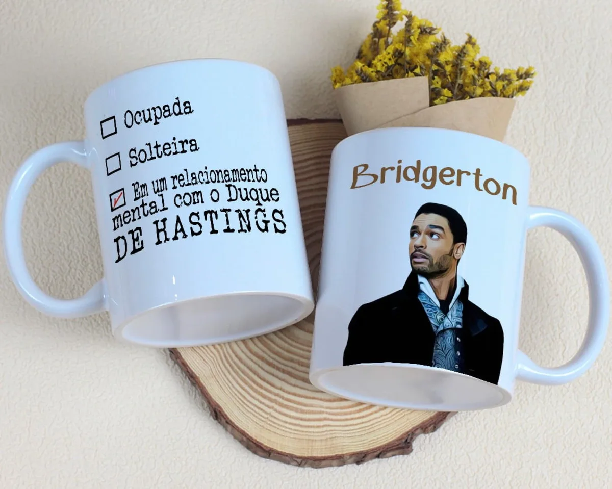 Arte Digital Bridgerton Para Caneca Png Sublimação 4 Duas canecas brancas com arte digital de personagem e texto sobre status de relacionamento.