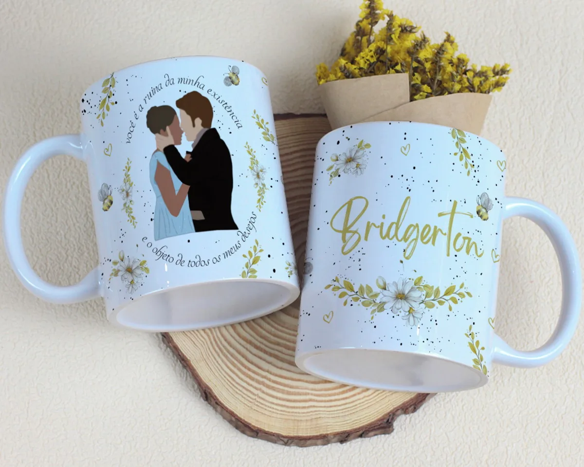 Arte Digital Bridgerton Para Caneca Png Sublimação 5 Duas canecas brancas com arte de casal, flores, abelhas e palavras decorativas.