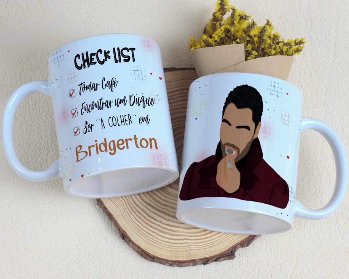 Arte Digital Bridgerton Para Caneca Png Sublimação 1 Duas canecas brancas com estampas: uma com checklist 'Bridgerton', outra com ilustração masculina estilizada.