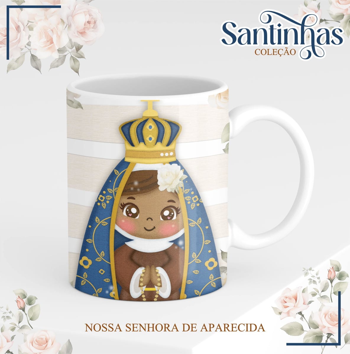 Artes de Santas para Caneca Arquivo Digital Sublimação 4 Caneca branca estampada com ilustração infantil de santa com coroa e manto azul.