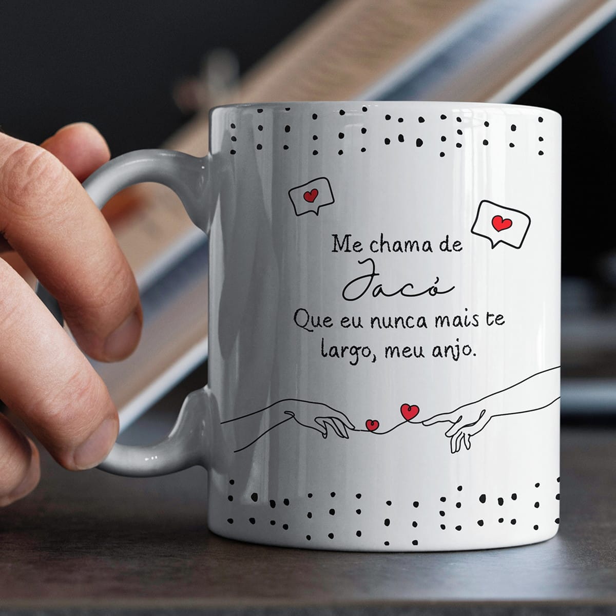 Artes Digitais Cantadas de Crente para Caneca de Casal 3 Mão segurando caneca branca com ilustrações de corações e texto em português.