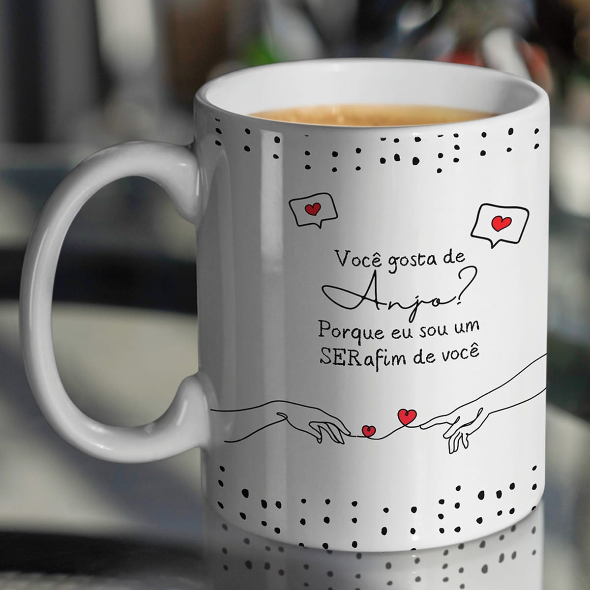 Artes Digitais Cantadas de Crente para Caneca de Casal 4 Caneca branca de cerâmica estampada com frase romântica e desenho de mãos.