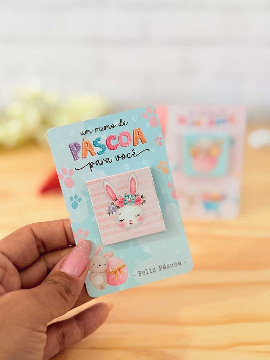 Artes Digitais de Páscoa 2025 para Lembrancinhas 3 Mão segurando cartão decorado com tema de Páscoa e coelho ilustrado
