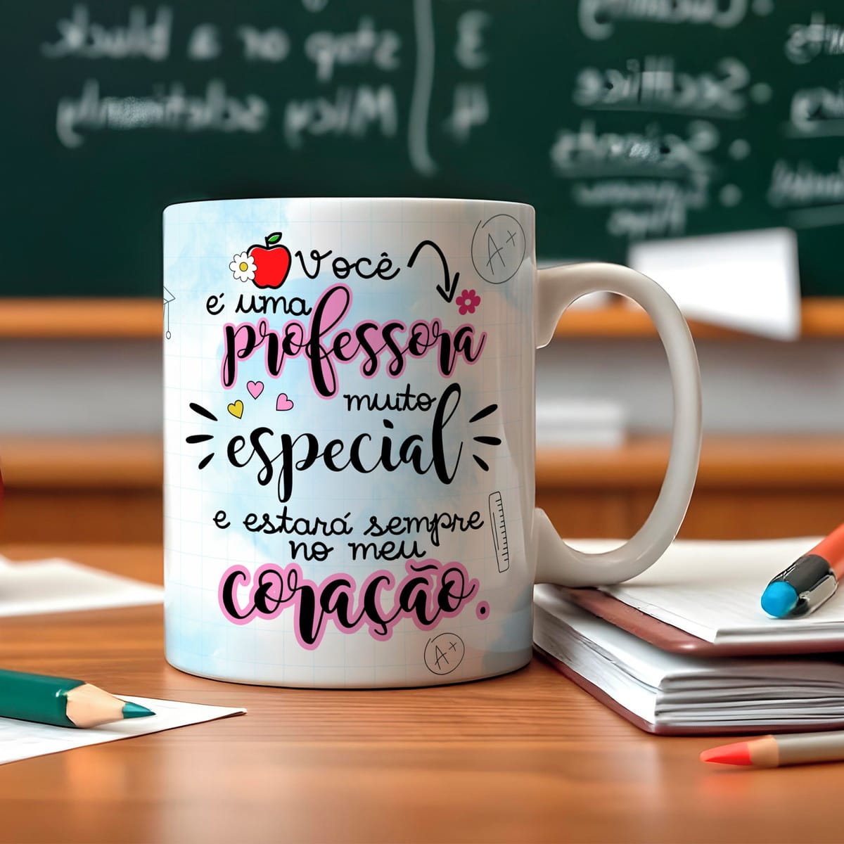 Artes Digitais Dia dos Professores para Sublimação PNG e Corel 2 Caneca branca estampada com mensagem de agradecimento a professora em ambiente escolar