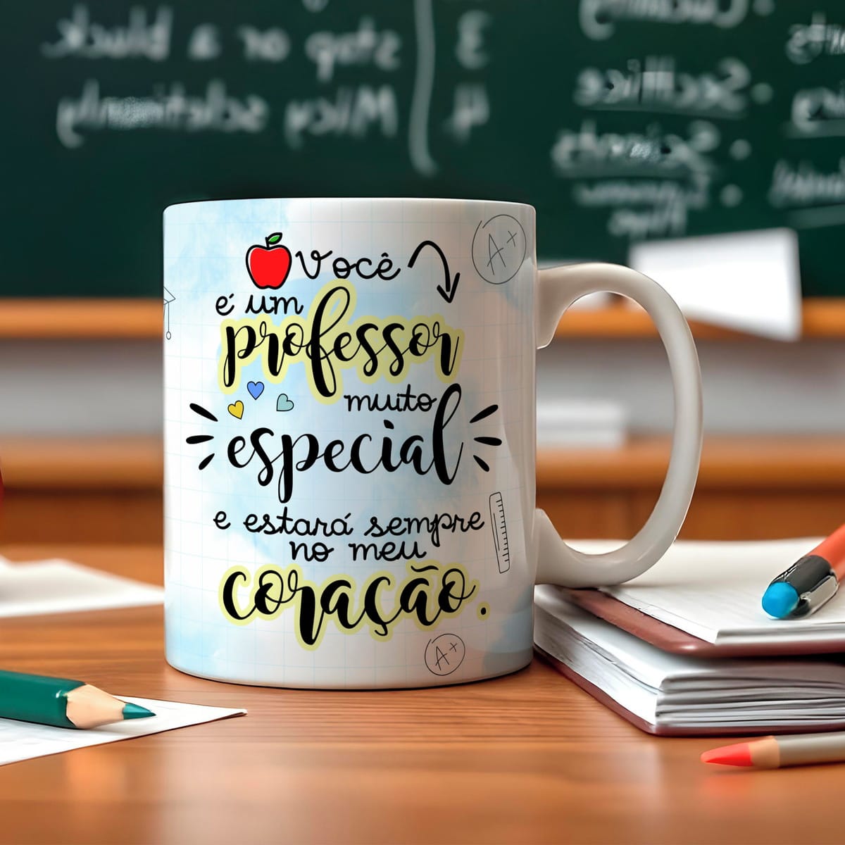 Artes Digitais Dia dos Professores para Sublimação PNG e Corel 3 Caneca branca estampada com mensagem de agradecimento a um professor sobre mesa de madeira