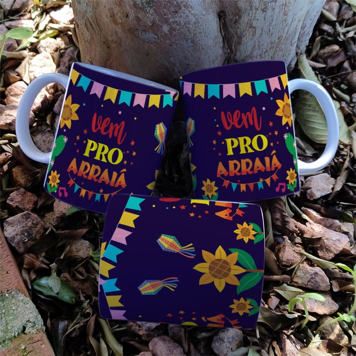 Artes Digitais Festa Junina para Caneca JPG e Corel 2 Três canecas de cerâmica com estampa temática de festa junina sobre solo rochoso.