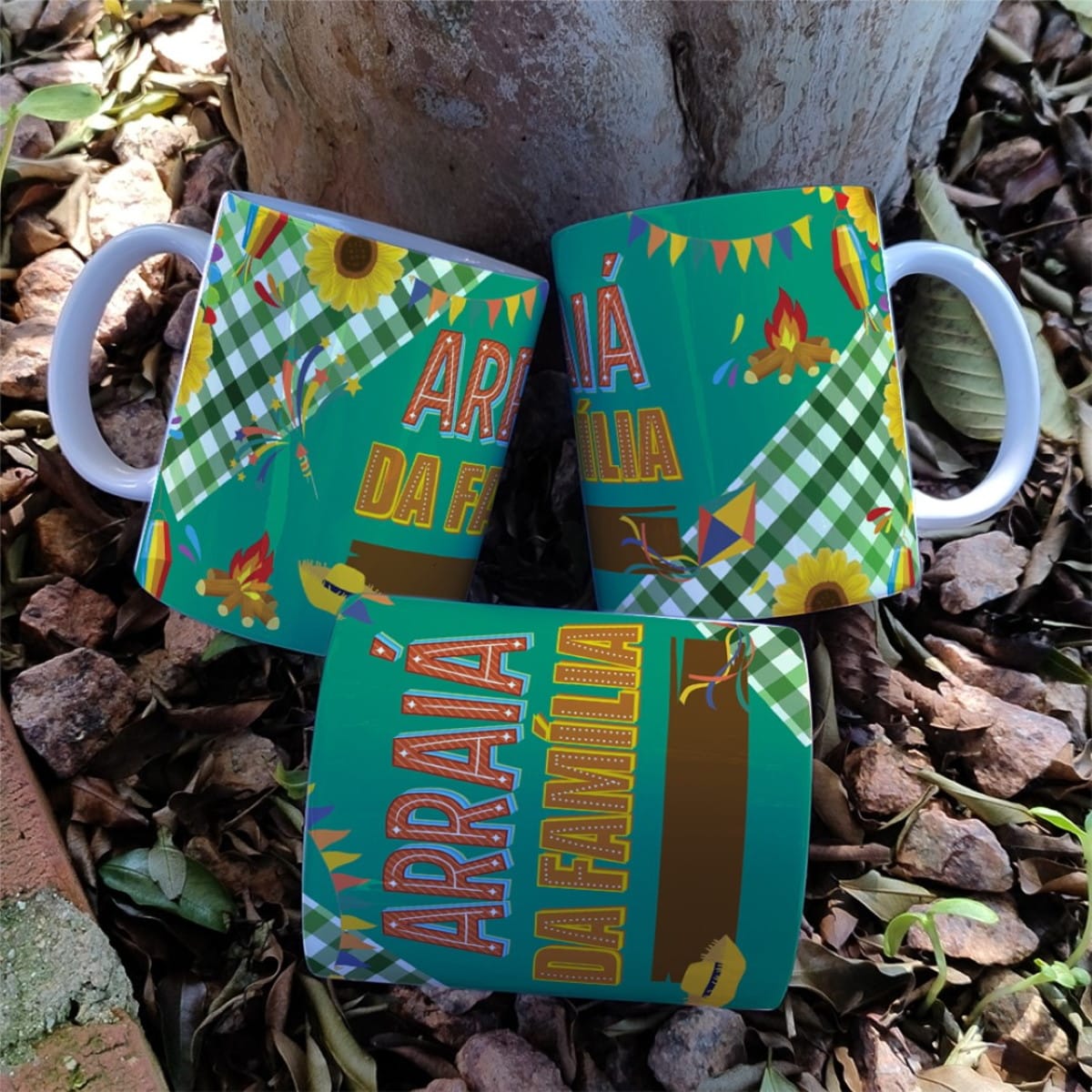 Artes Digitais Festa Junina para Caneca JPG e Corel 4 Três canecas decoradas com estampas de festa junina sobre solo com folhas secas.