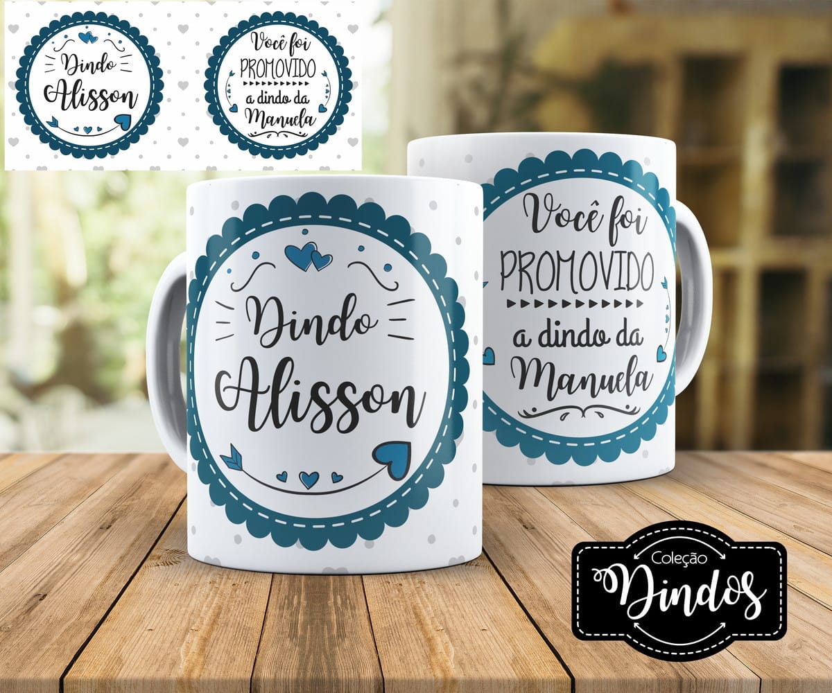 Artes Digitais para Caneca de Dinda em PNG e Corel 2 Duas canecas brancas personalizadas com estampas azuis e textos sobre mesa de madeira