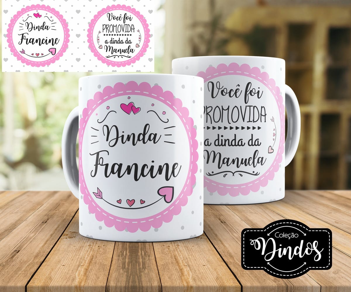Artes Digitais para Caneca de Dinda em PNG e Corel 1 Duas canecas brancas com estampa rosa de corações sobre mesa de madeira