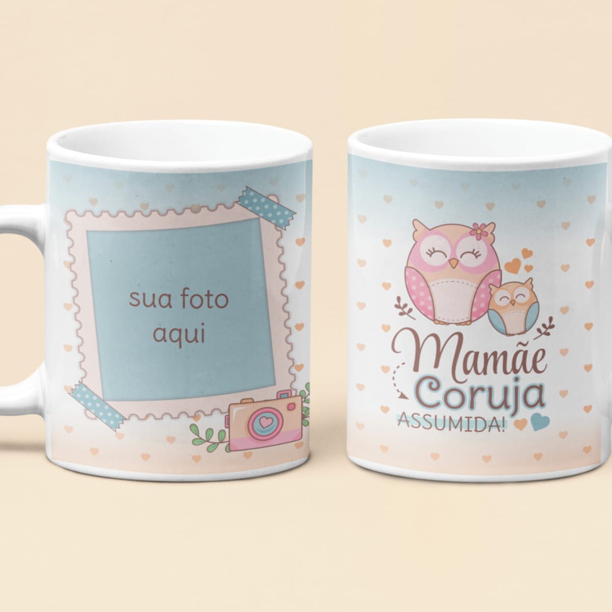 Artes Digitais para Canecas de Dia das Mães com Frases 2 Duas canecas brancas com estampa de corujas e espaço para foto em fundo bege.