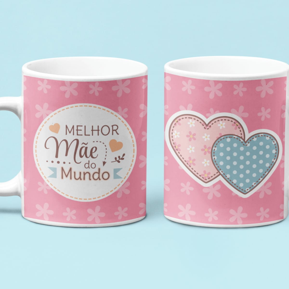 Artes Digitais para Canecas de Dia das Mães com Frases 3 Duas canecas brancas com estampa rosa de flores e corações sobre fundo azul.
