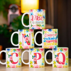 Seis canecas brancas estampadas com flores e letras em uma mesa de madeira.