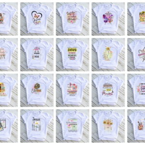 Várias camisetas brancas com estampas variadas exibidas sobre uma superfície de madeira clara.