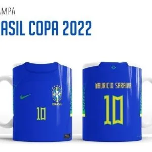 Duas canecas brancas estampadas com a camisa azul de futebol numero dez.