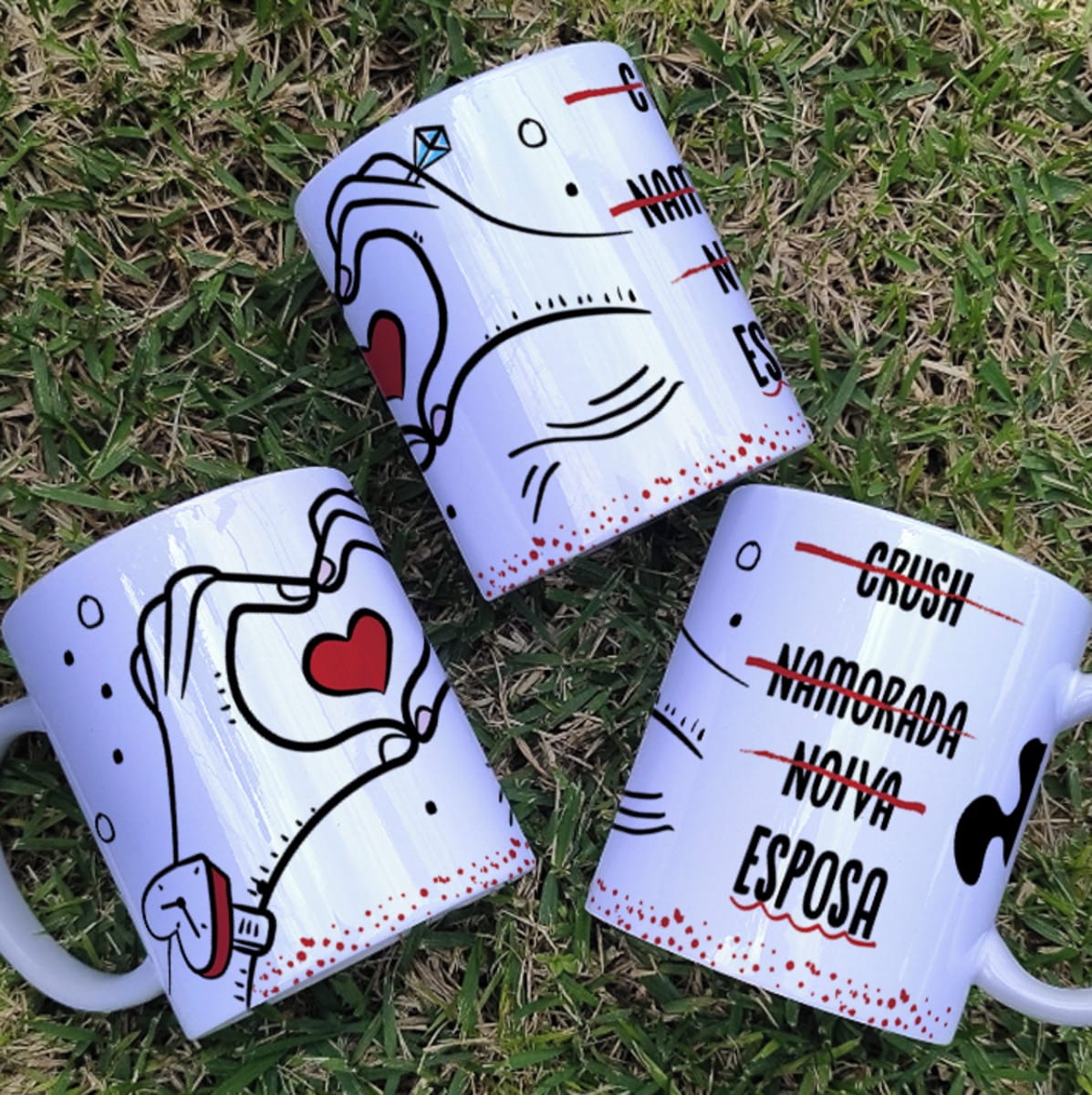 Artes Românticas para Canecas de Casal e Namorados 4 Designs de canecas com mãos formando coração e texto de relacionamento em grama.