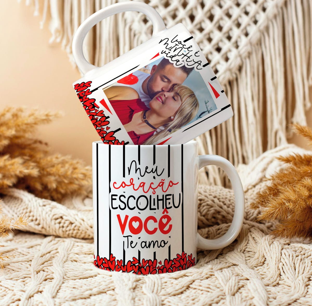 Artes para Caneca de Namorados 2025 em PNG e CorelDRAW 2 Duas canecas brancas personalizadas com fotos de casal e frases românticas em português.
