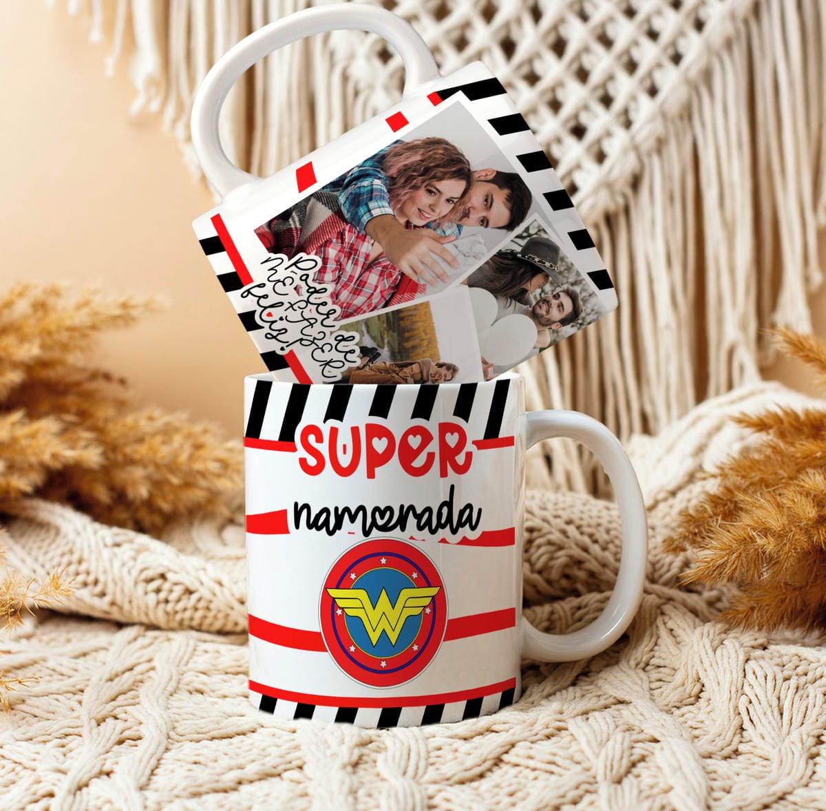 Artes para Caneca de Namorados 2025 em PNG e CorelDRAW 3 Duas canecas brancas personalizadas com fotos de casais e estampas coloridas sobre fundo decorado