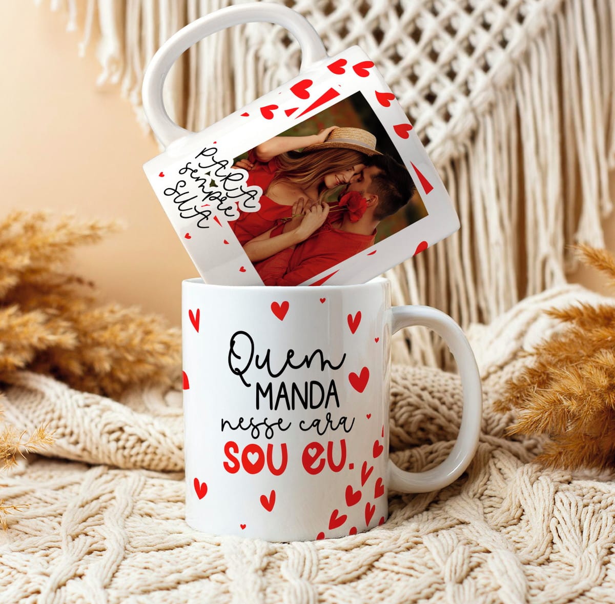 Artes para Caneca de Namorados 2025 em PNG e CorelDRAW 4 Duas canecas brancas personalizadas com corações vermelhos e fotos de um casal apaixonado.