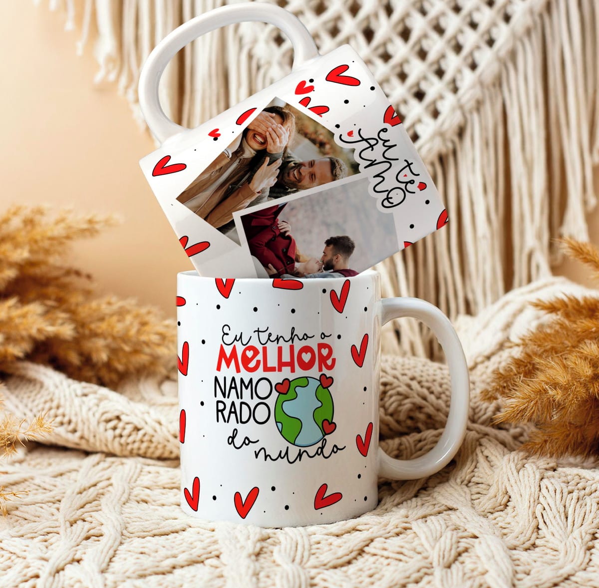 Artes para Caneca de Namorados 2025 em PNG e CorelDRAW 5 Duas canecas brancas decoradas com corações vermelhos e fotos de um casal.