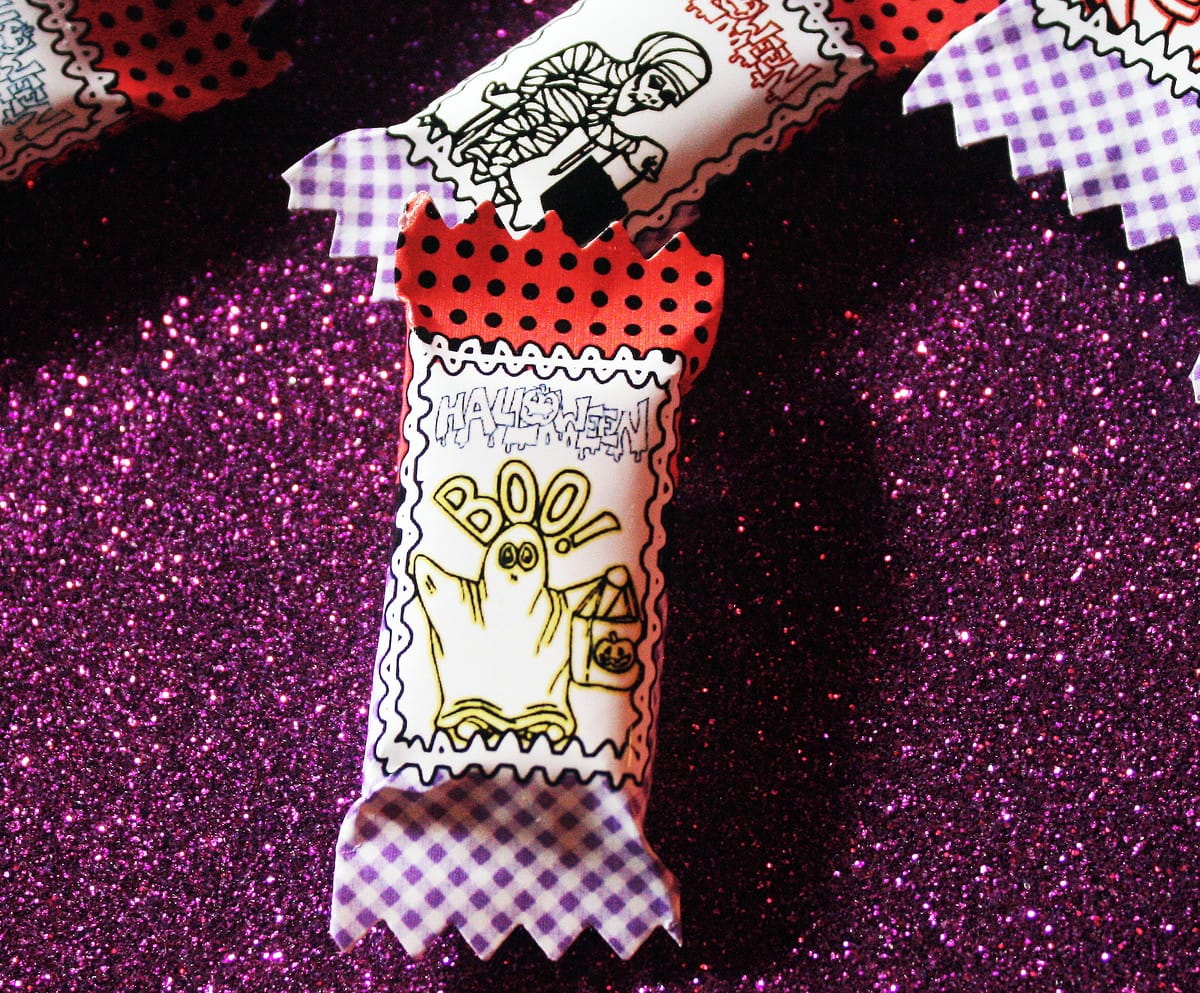 Balinha e Lapela Halloween Digital para Imprimir 2 Arte digital de um cracker de Halloween com fantasma em fundo roxo brilhante.
