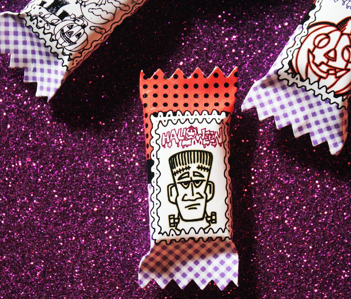 Balinha e Lapela Halloween Digital para Imprimir 3 Três decorações de Halloween com ilustrações de monstro e abóboras em fundo roxo.