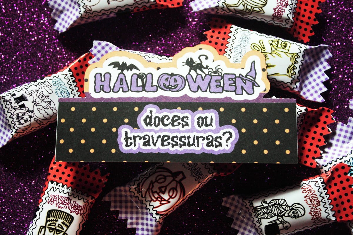 Balinha e Lapela Halloween Digital para Imprimir 4 Cartão de Halloween com 'doces ou travessuras?' e designs de doces embrulhados em fundo roxo brilhante.