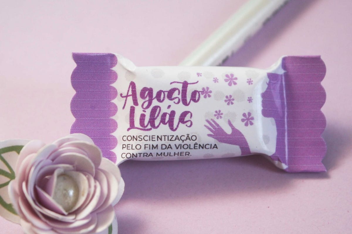 Balinhas Agosto Lilás para Imprimir em PDF e PNG 2 Pequeno item com design 'Agosto Lilás' e mensagem contra a violência à mulher.