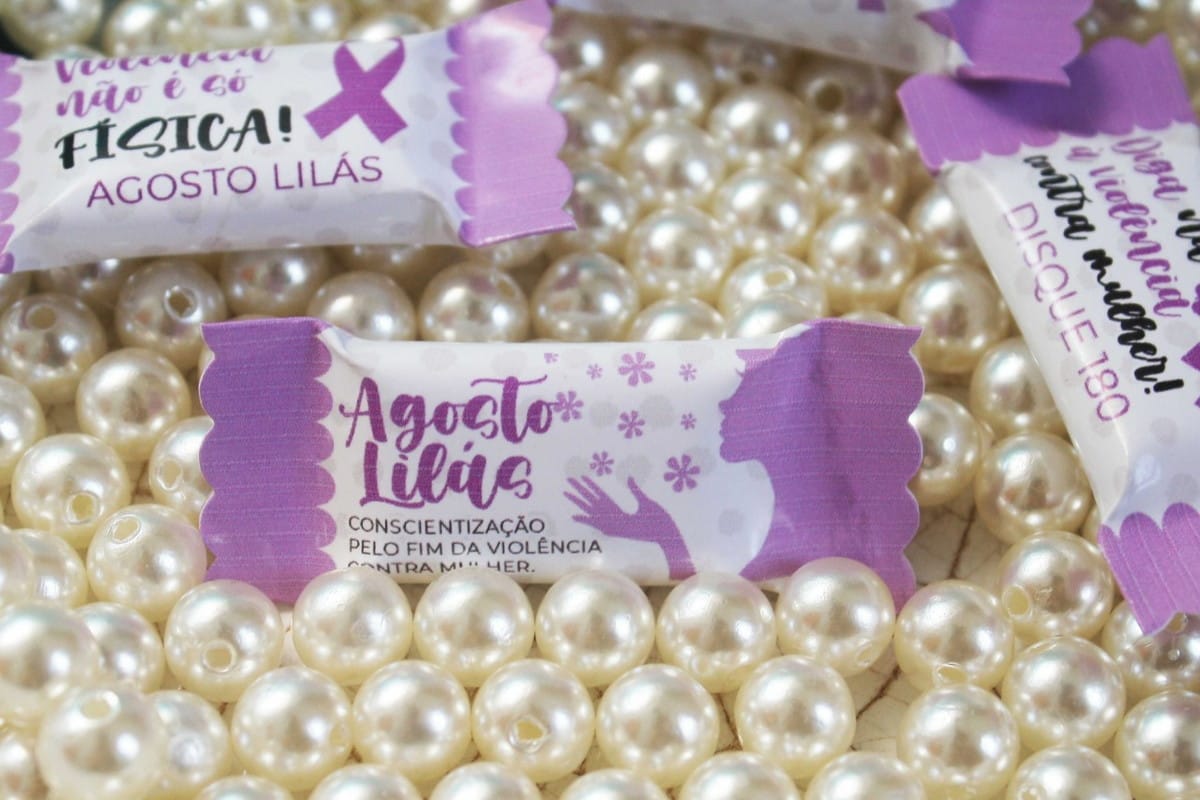 Balinhas Agosto Lilás para Imprimir em PDF e PNG 4 Embalagens personalizadas da campanha Agosto Lilás com mensagens de conscientização e pérolas.