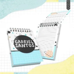 Dois pequenos cadernos espiralados com capa temática espacial azul e personalizada.