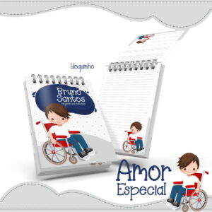 Caderno espiral ilustrado com menino sentado em cadeira de rodas, sobre fundo branco.