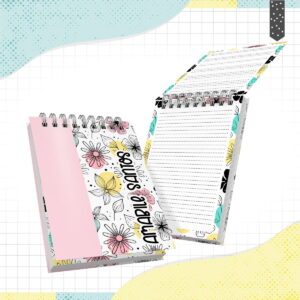 Dois blocos de notas espiralados com estampa floral colorida em fundo quadriculado.