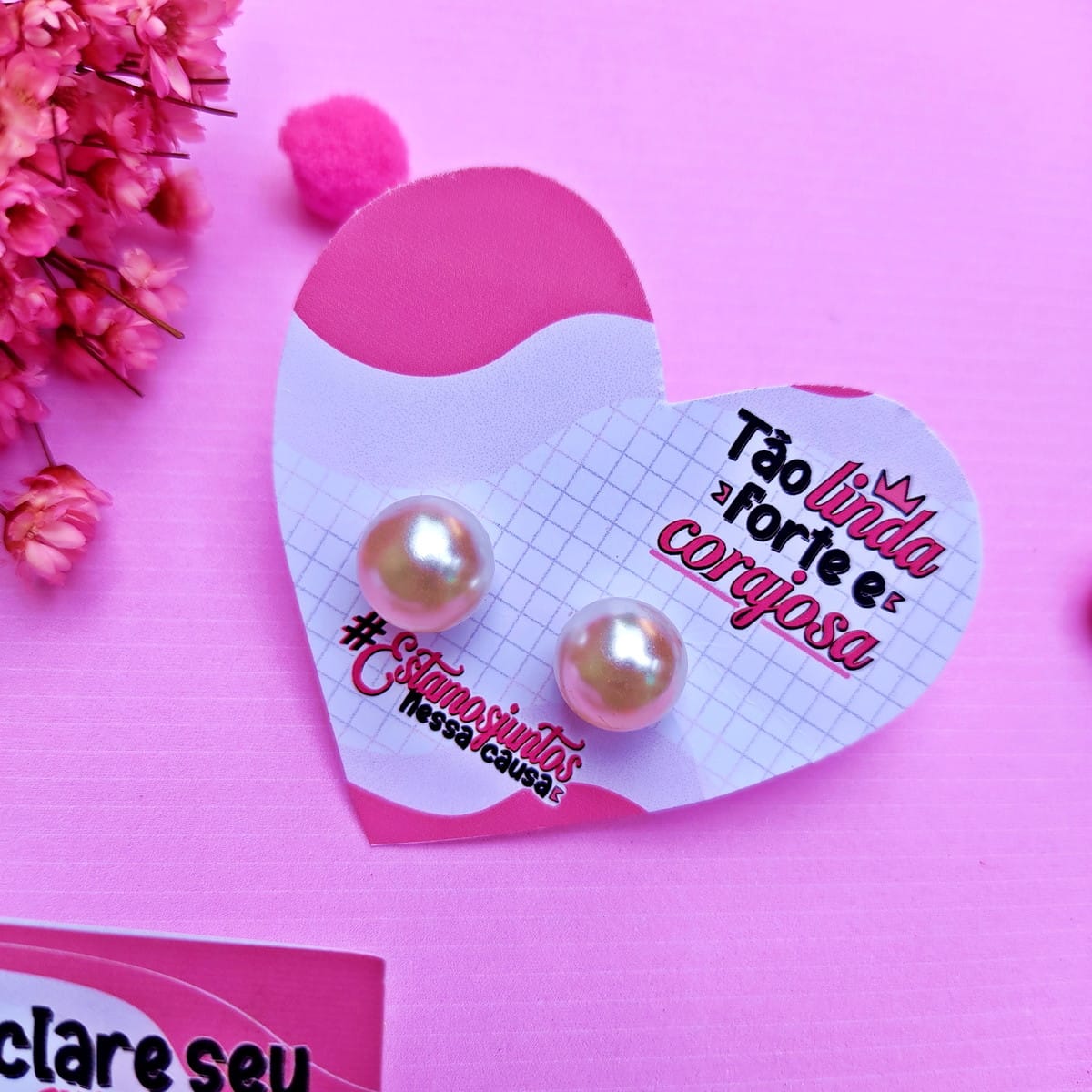 Brinco Outubro Rosa Arte Digital para Personalizar 5 Brincos de pérola em suporte em formato de coração com frases rosa.