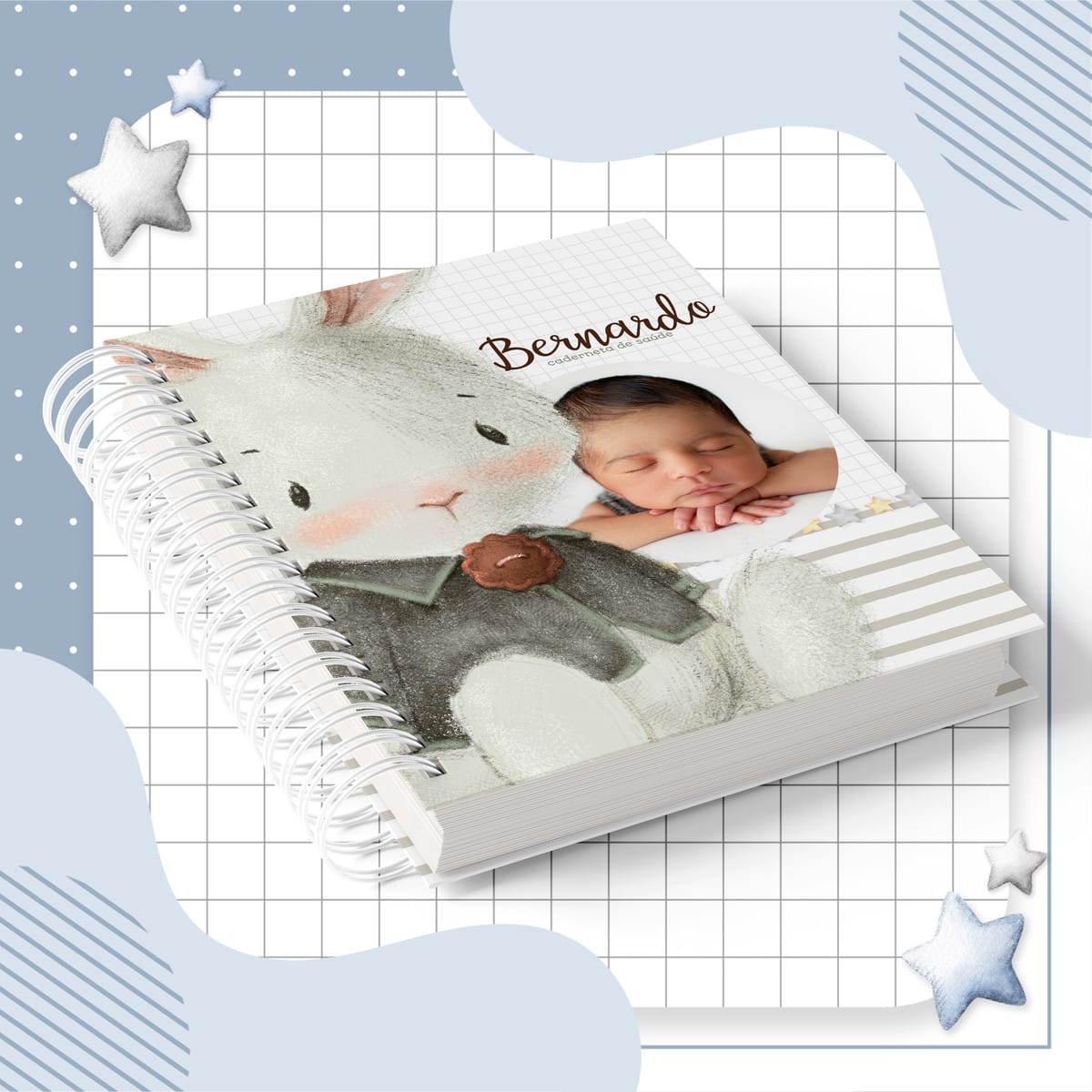 Caderneta de Saúde Coelhinho Menino Digital Personalizável 2 Caderno espiral personalizado com ilustração de coelho e foto de um recém-nascido.
