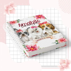 Caderneta de Saúde Infantil Cachorrinho Menina Arquivo Digital 4 Caderneta espiral com ilustração de três cachorrinhos fofos e flores rosa.
