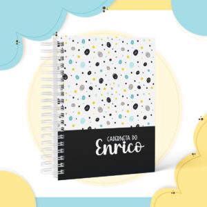 Caderno espiral com capa decorada por formas coloridas e faixa preta com escrita branca