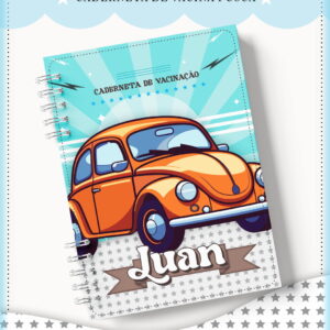 Caderno espiral azul com desenho de carro laranja e estrelas brancas no fundo