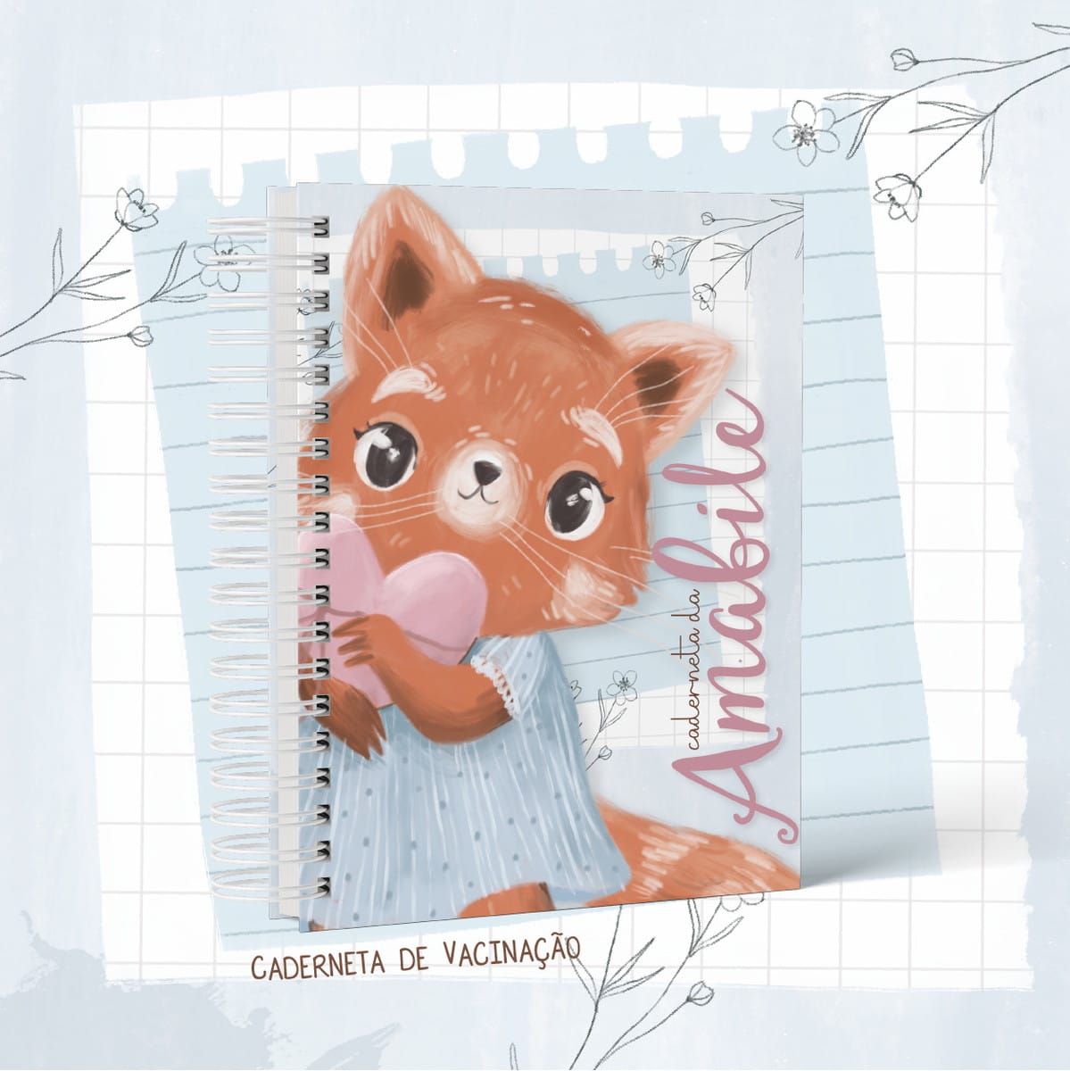 Caderneta de Vacina Raposa Delicada Digital para Imprimir 3 Caderneta espiral com ilustração infantil de raposa segurando coração em fundo azul