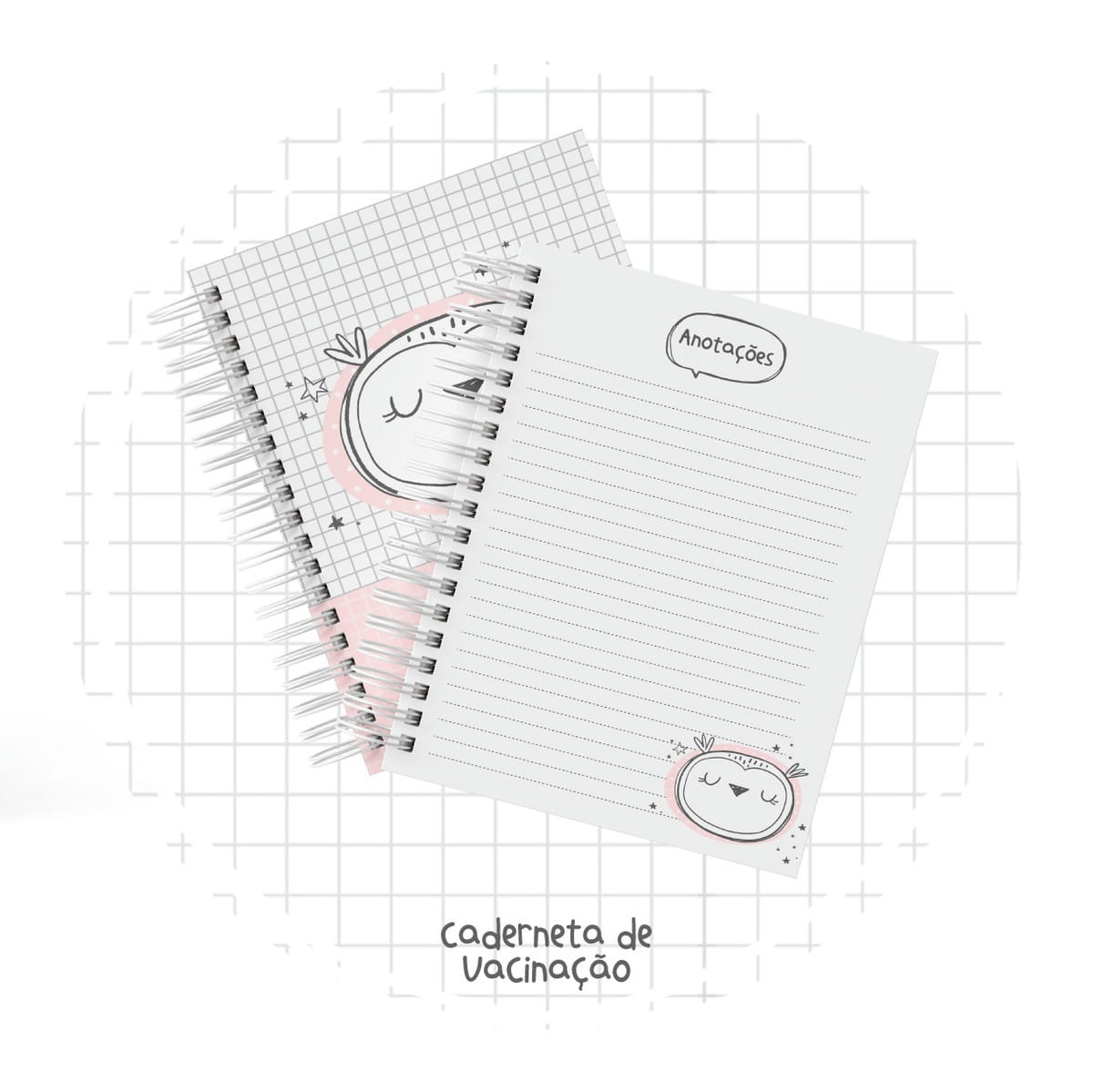 Caderneta de Vacinação Digital Coruja Escandinava 2 Dois cadernos espiralados com capa decorada e folhas pautadas sobre fundo quadriculado.