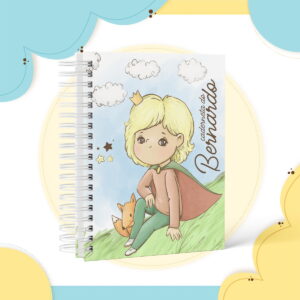Caderno espiral ilustrado com personagem infantil loiro com capa e raposa sentados na grama