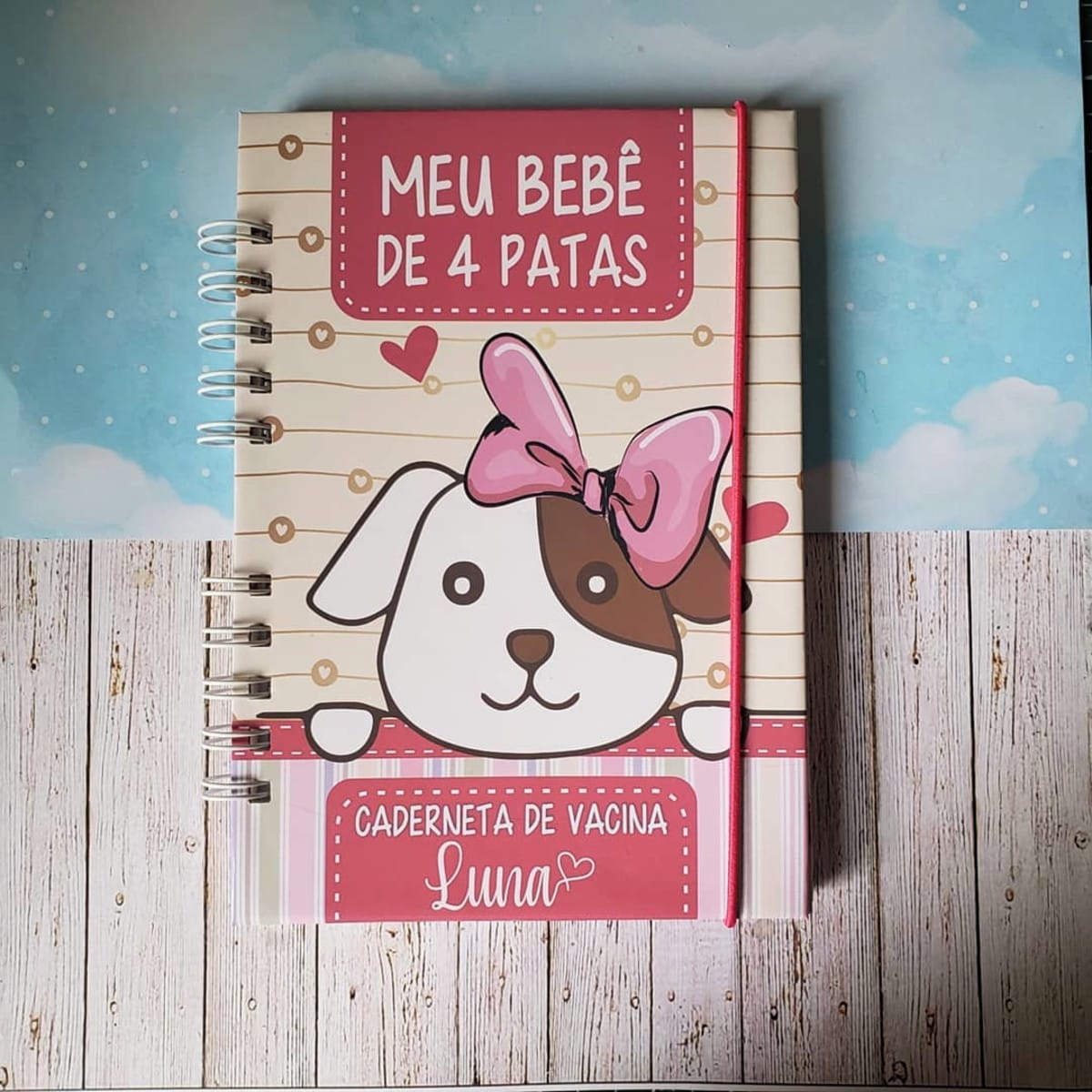 Caderneta de Vacinas e Momentos para Cachorrinha 3 Caderno espiral com capa personalizada de cachorro e laço rosa.